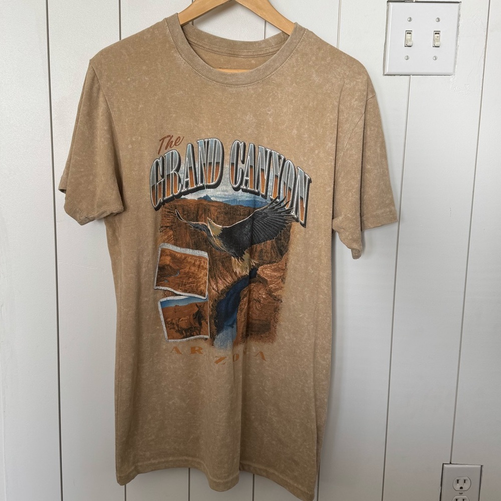 Men’s Medium Grand Canyon Tan Graphic T-Shirt